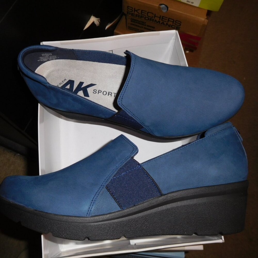 NIB 9M ANNE KLEIN AK SPORT AK INVITE NAVY BLUE NUBUCK SUEDE WEDGE
